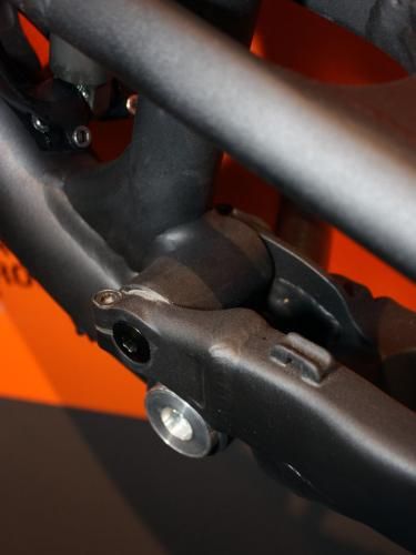 Cartridge bearings are housed inside the main pivot.