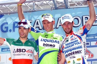 To the winner, the spoils. Giovanni Visconti (ISD - Neri), Kristijan Koren (Liquigas) and Francesco Ginanni (Androni)