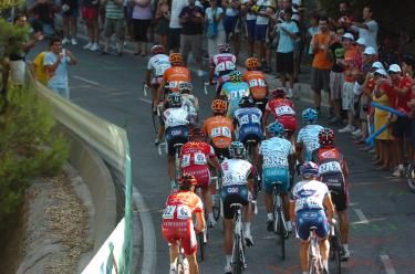 The peloton on the run-in to the finish in M&aacute;laga.