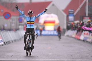 Elite Women - Cant wins third cyclo-cross world title in Bogense