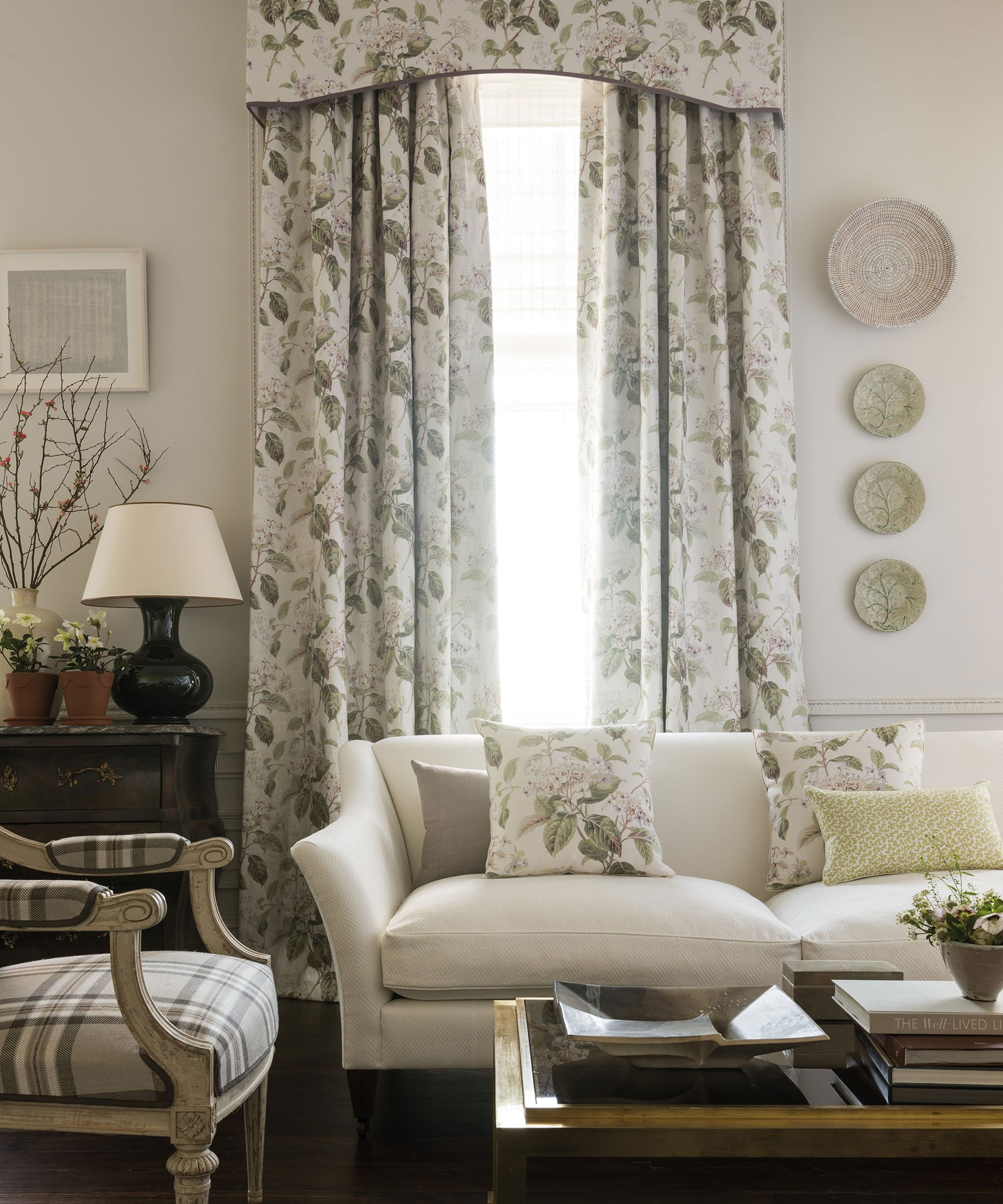Country-curtain-ideas-for-living-rooms-6-Colefax-&-Fowler