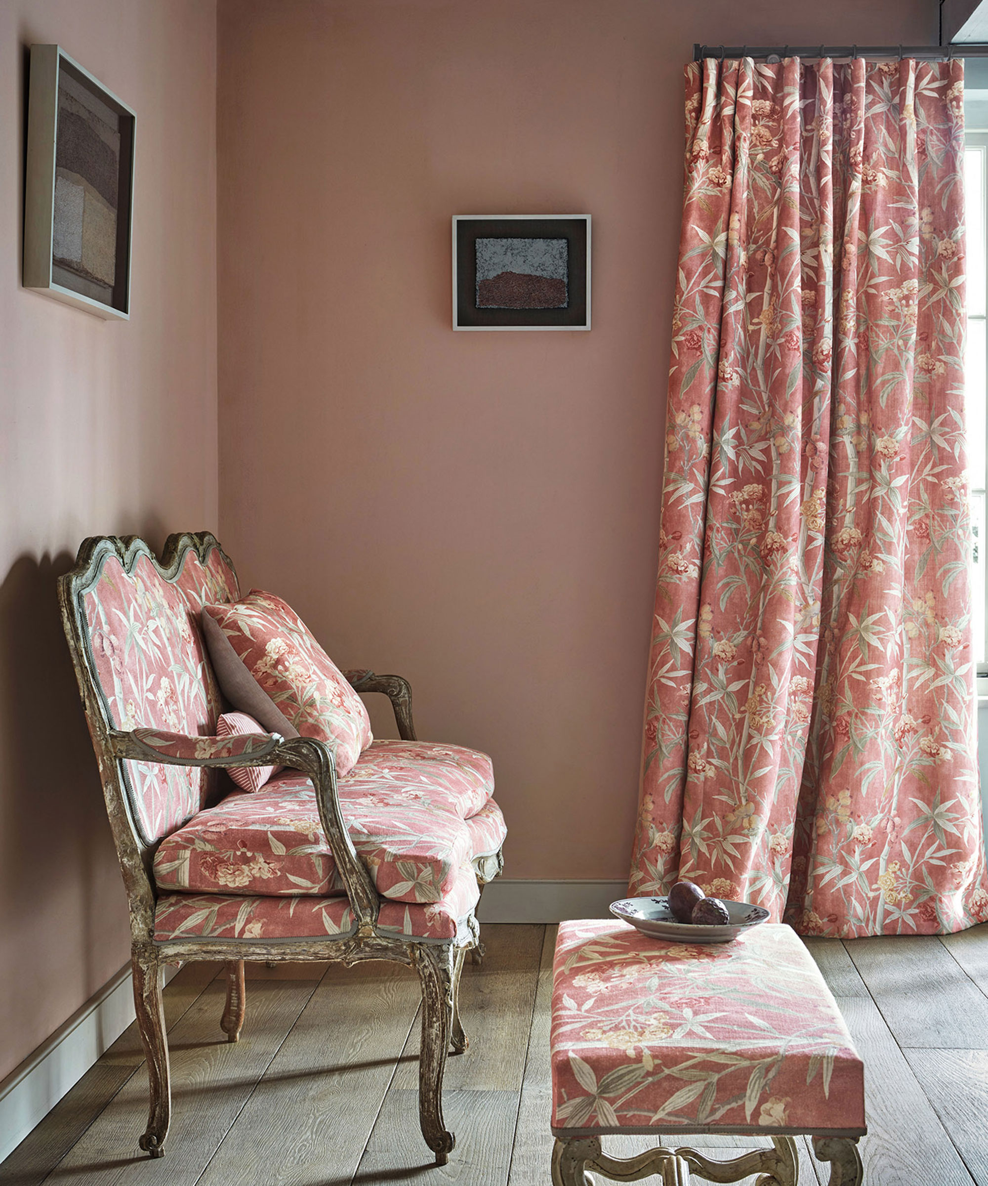 Country-curtain-ideas-for-living-rooms-8-Colefax-&-Fowler