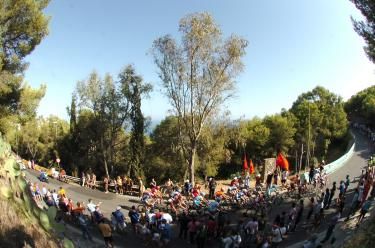 Clear blue skies over the Vuelta on the road to M&aacute;laga.