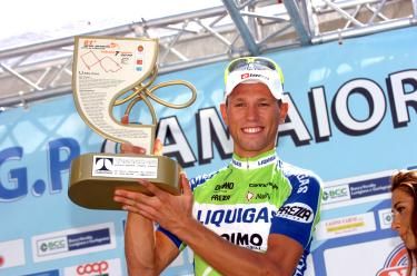 Kristijan Koren (Liquigas) shows off his bounty at Camaiore