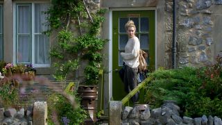 Dawn Taylor turns her back on her life in Emmerdale