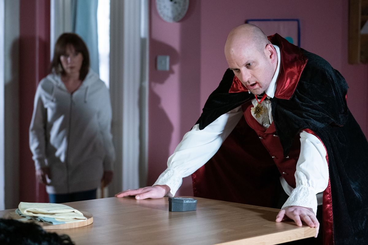 Stuart prepares to propose to Rainie in EastEnders