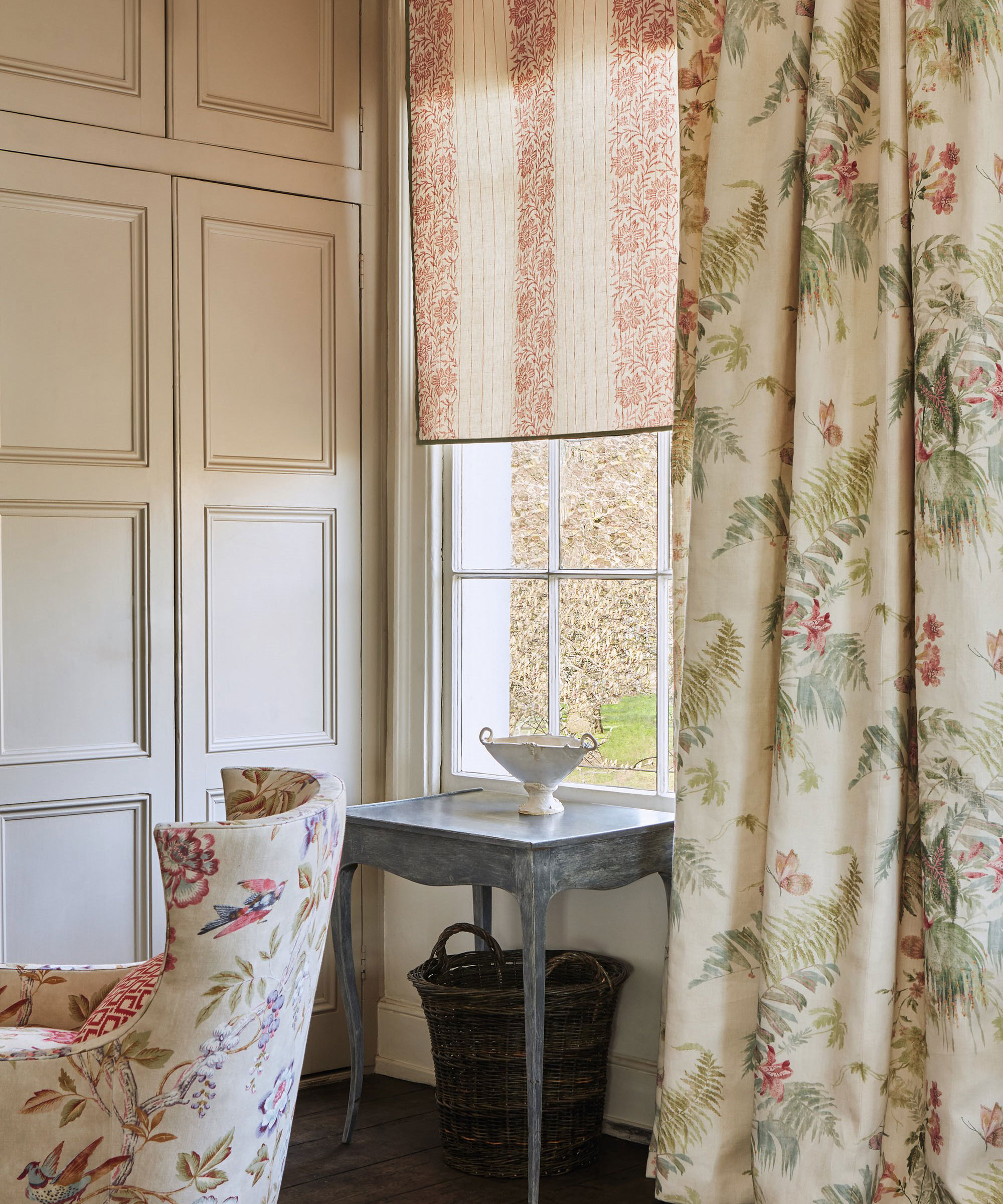 Country-curtain-ideas-for-living-rooms-2-Colefax-&-Fowler