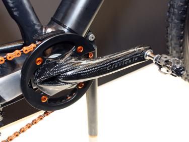 Carbon fiber THM-Carbones Clavicula cranks help keep the weight down to 8.4kg.