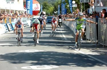 Kristijan Koren (Liquigas) beats Giovanni Visconti (ISD - Neri) at the GP Camaiore