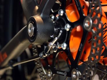 The 142x12mm axle spacing leaves room for Canyon to tuck the shift actuation bits inside the dropout.