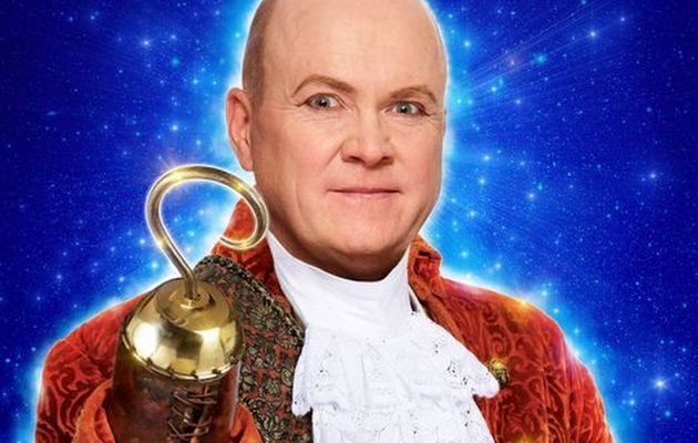 Steve McFadden como Capitán Garfio