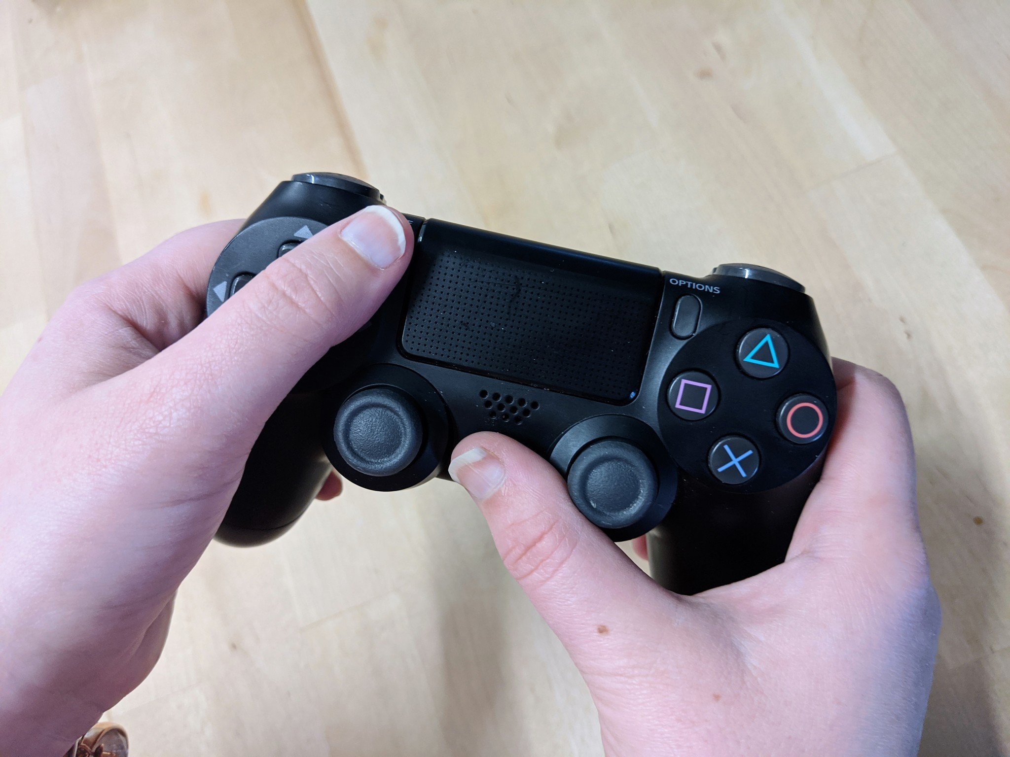 Как настроить dualshock. Claw хват геймпада. Метод Клоу для геймпада ps4. Claw Grip Dualshock 4. Хват Клоу на геймпаде.