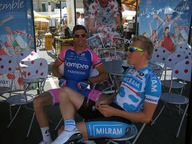 Danilo Hondo (Lampre) and Fabian Wegman (Milram) stay cool before the start in Cambrai.