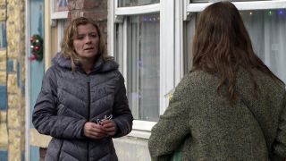 Leanne Battersby speaks to Toyah in Coronation Street