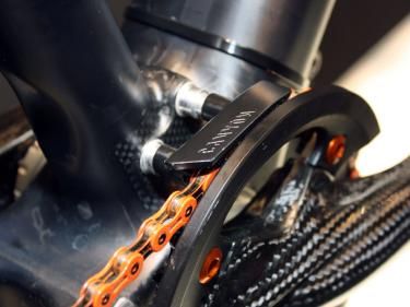 The unused front derailleur mounts are used instead for the chain guide.