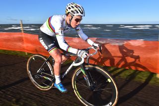 Elite Women - Cyclo-cross World Cup: Cant solos to victory in Zeven