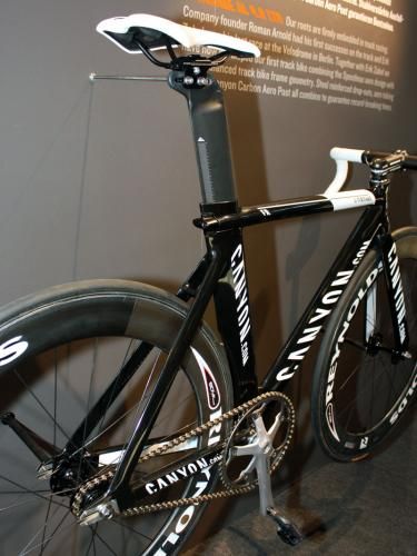 The aero-profile seat tube is topped with the same carbon post as used on the Speedmax.