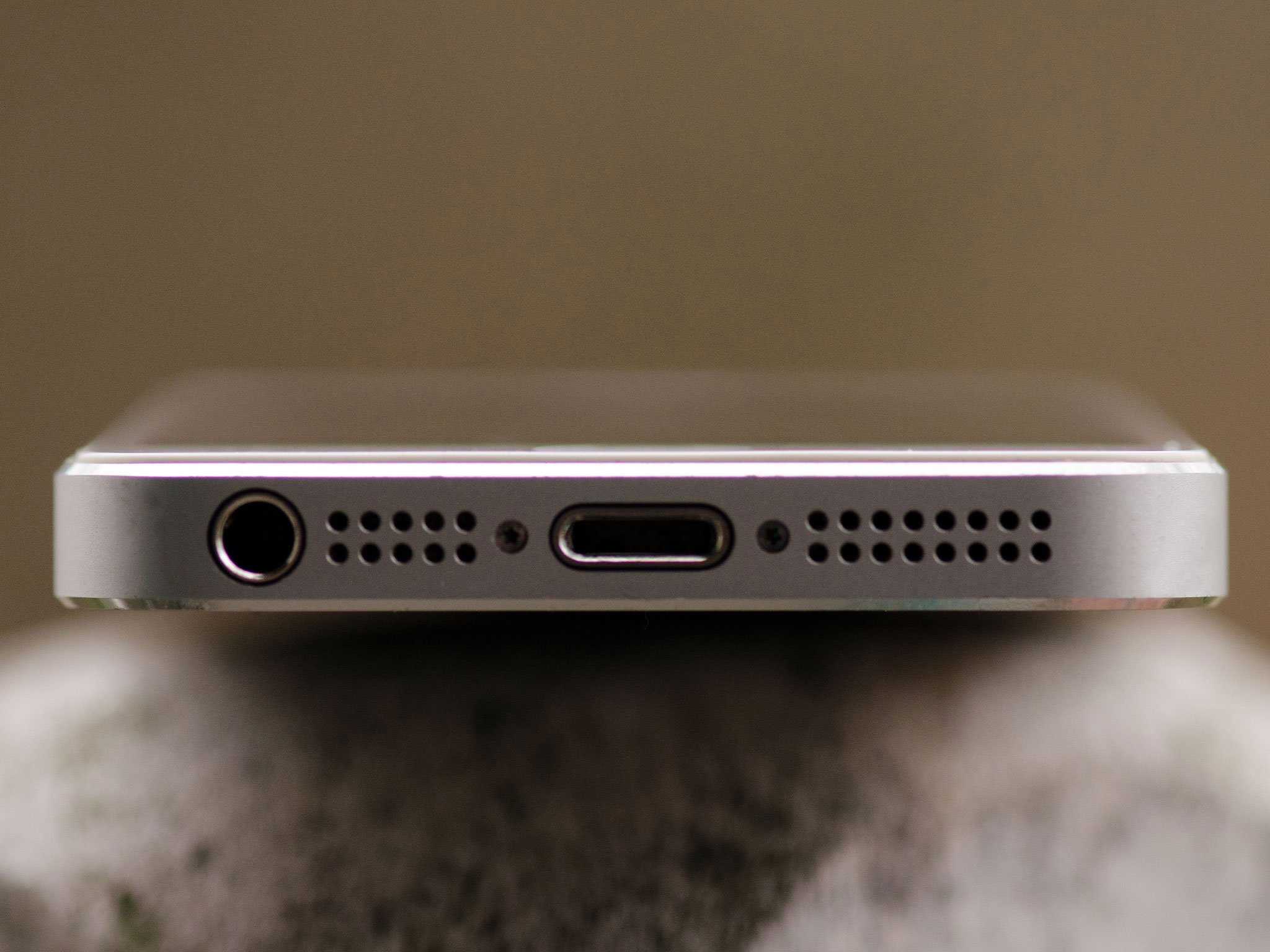 Вода в разъеме зарядки айфон что делать. Iphone 5s разъем. Разъём Lightning iphone 12. Айфон 5 разъем для зарядки. Iphone 12 разъем зарядки.