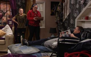 Mandy tries to make amends with Dan in Emmerdale