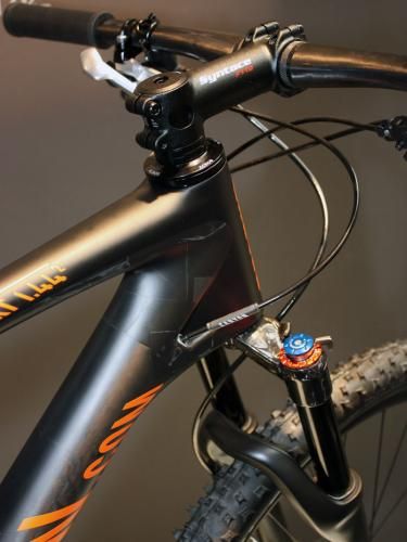 Cables are internally routed on Canyon's Projekt carbon hardtail frame.