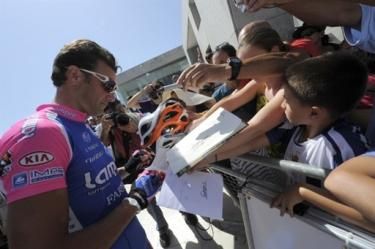 Alessandro Petacchi (Lampre-Farnese Vini) signs autographs