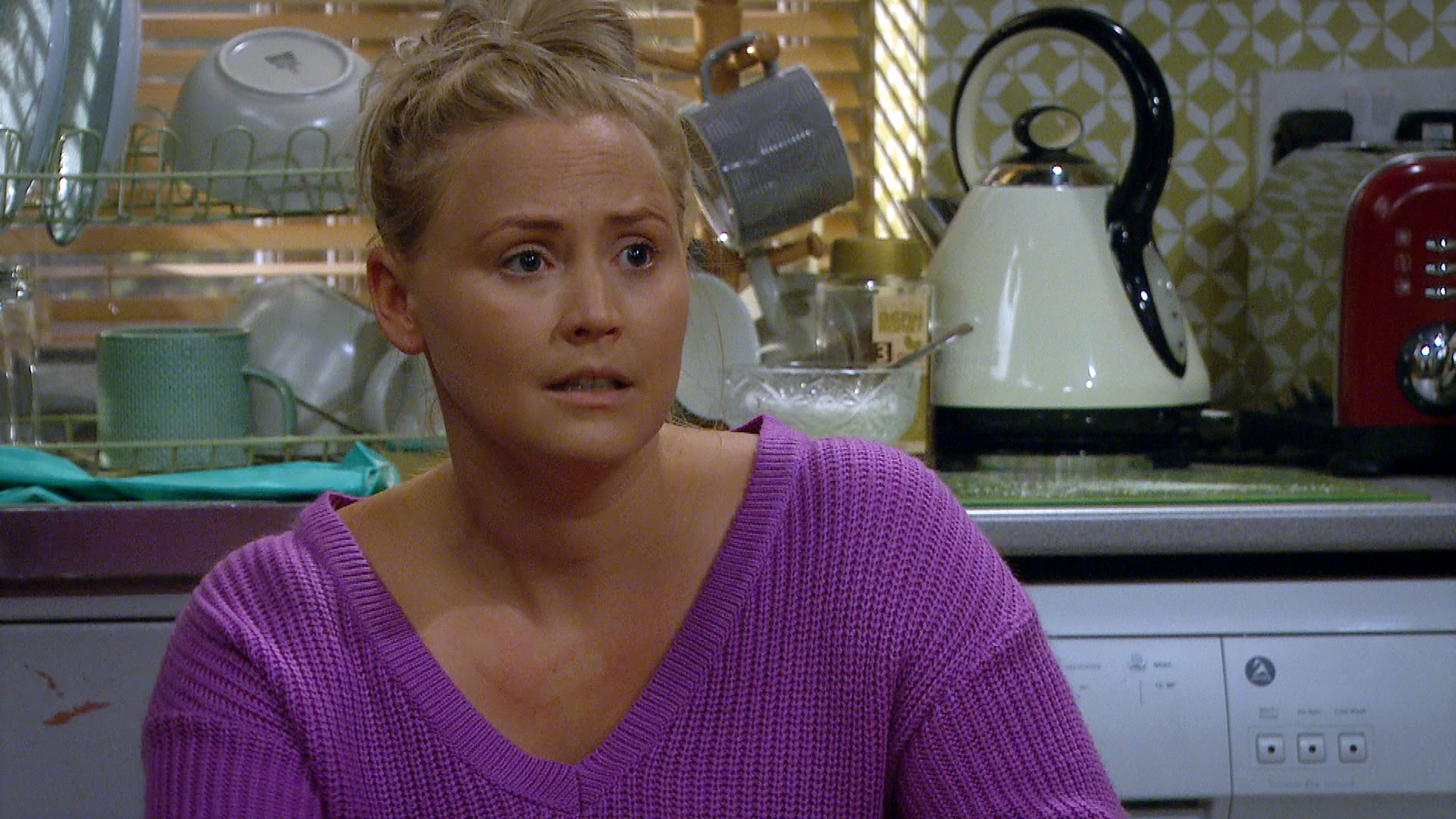 Tracy's pregnant and worried about how she and Nate will cope with parenthood. But is Nate's estranged dad Cain the right man to talk to about it?