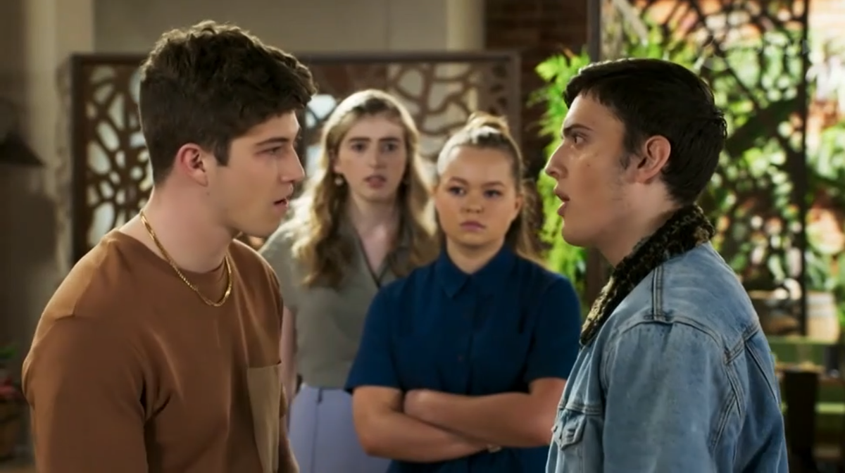 Neighbours, Hendrix Greyson, Ollie Sudekis