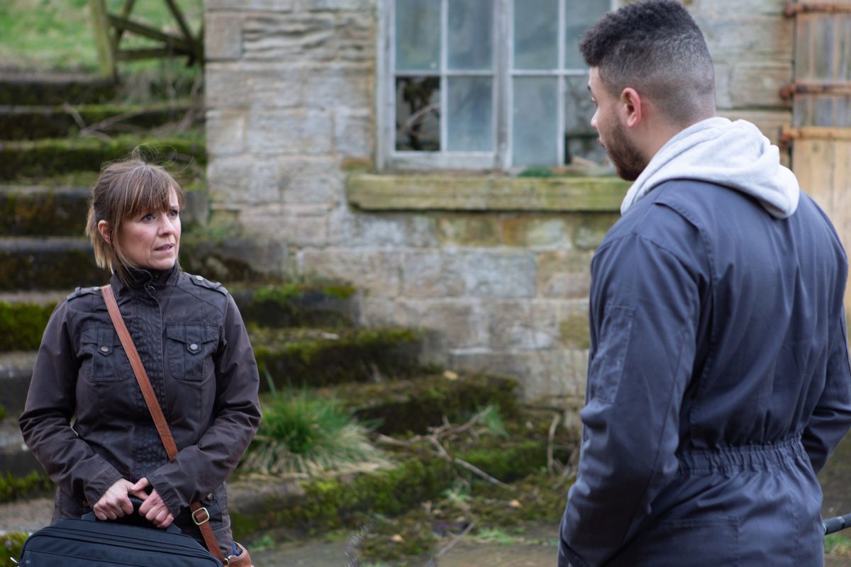 Rhona approaches Nate in Emmerdale