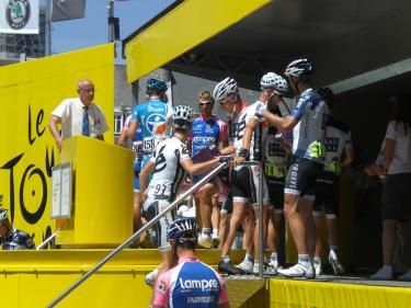 Riders sign in in Cambrai