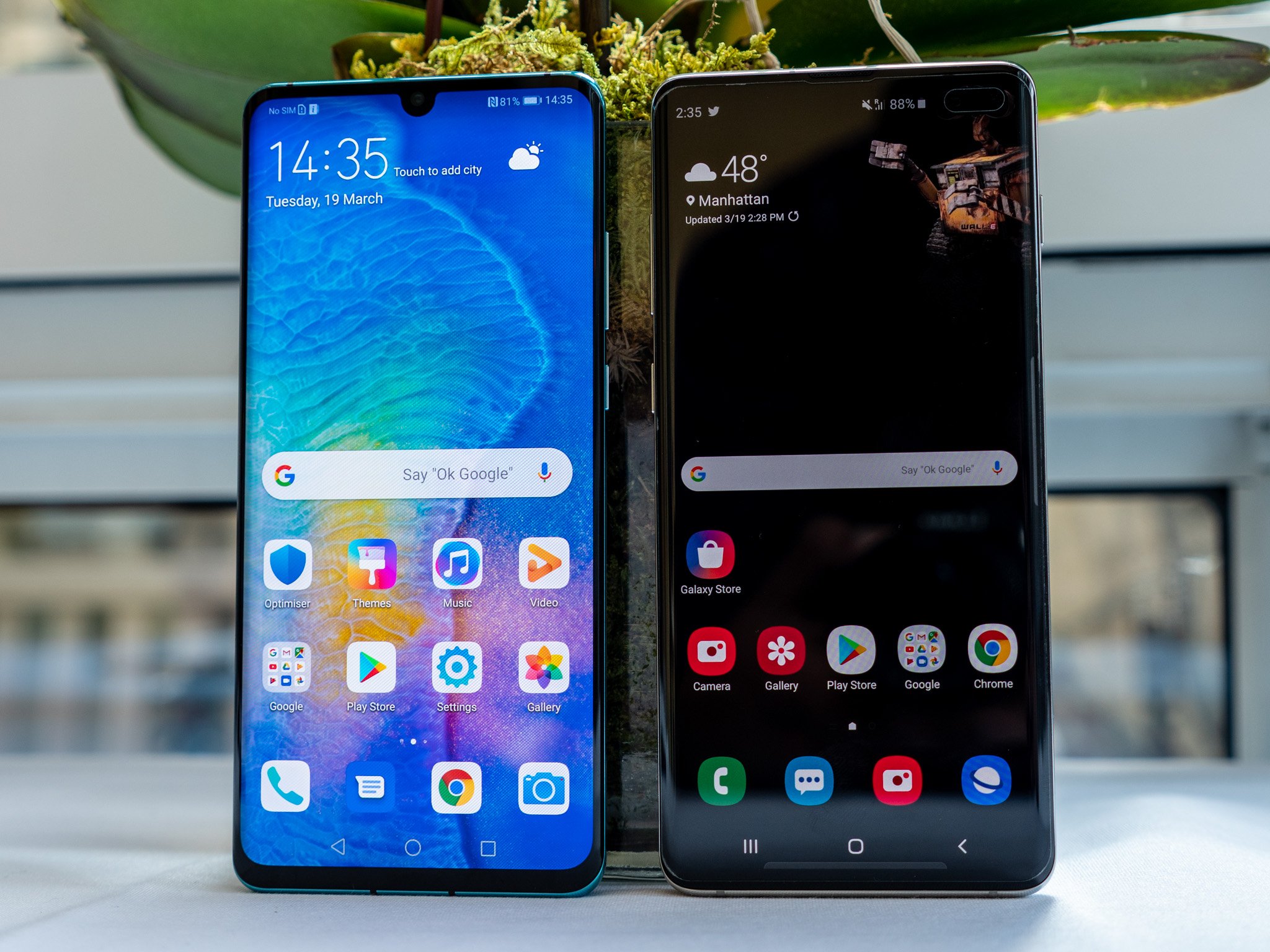 Какой huawei лучше. Samsung Galaxy s10 Huawei p30. Samsung vs Huawei. Huawei 10s телефон. P30 Pro vs Samsung s10.