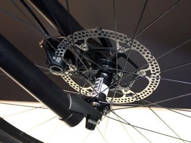 Canyon could have saved even more weight by going with a 160mm front rotor but instead opted for the more usable power of a 180mm one.